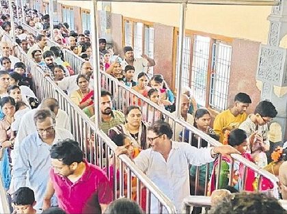 దుర్గమ్మ సన్నిధిలో భక్తుల రద్దీ