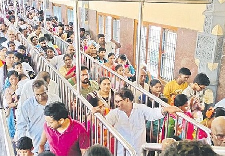 దుర్గమ్మ సన్నిధిలో భక్తుల రద్దీ