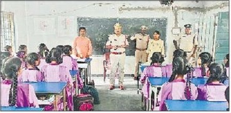 దిశ యాప్ పై బాలికలకు అవగాహన