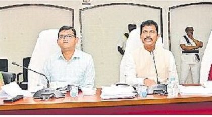 ఇళ్ల నిర్మాణాలను త్వరగా పూర్తి చేయండి