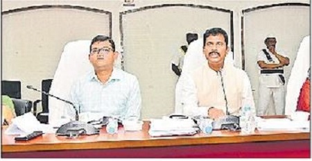ఇళ్ల నిర్మాణాలను త్వరగా పూర్తి చేయండి