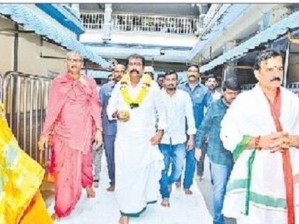 దుర్గమ్మ సేవలో ప్రముఖులు