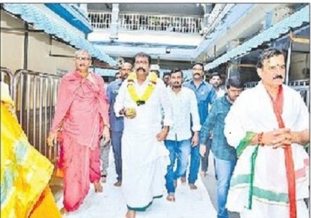 దుర్గమ్మ సేవలో ప్రముఖులు