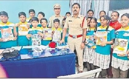 విద్యార్థులకు ప్రాజెక్టు కిట్లు అందజేత