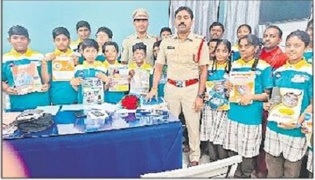 విద్యార్థులకు ప్రాజెక్టు కిట్లు అందజేత