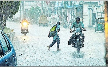 బెజవాడలో భారీ వర్షం