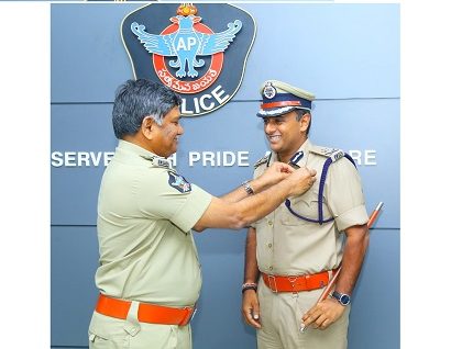 రాష్ట్ర డీజీపీ గారి చేతులు మీదుగా డీజీపీ డిస్క్ అవార్డు స్వీకరించిన పోలీస్ కమీషనర్ శ్రీ కాంతి రాణా టాటా ఐపీఎస్ గారు