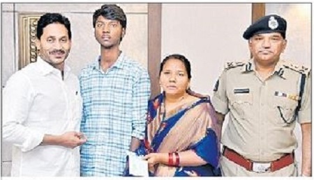 కానిస్టేబుల్ కుటుంబానికి రూ.30 లక్షల పరిహారం