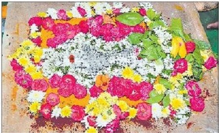 దుర్గమ్మ  సన్నిధిలో భక్తుల రద్దీ