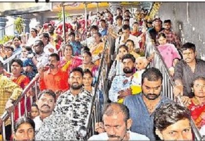 దుర్గగుడిలో భక్తుల కోలాహలం