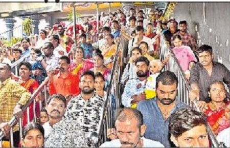 దుర్గగుడిలో భక్తుల కోలాహలం
