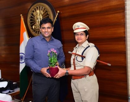 పోలీస్ కమీషనర్ శ్రీ కాంతి రాణా టాటా ఐపీఎస్ గారిని మర్యాదపూర్వకంగా కలిసిన డీసీపీ శ్రీమతి పి. వెంకటరత్నం గారు