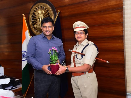 పోలీస్ కమీషనర్ శ్రీ కాంతి రాణా టాటా ఐపీఎస్ గారిని మర్యాదపూర్వకంగా కలిసిన డీసీపీ శ్రీమతి పి. వెంకటరత్నం గారు