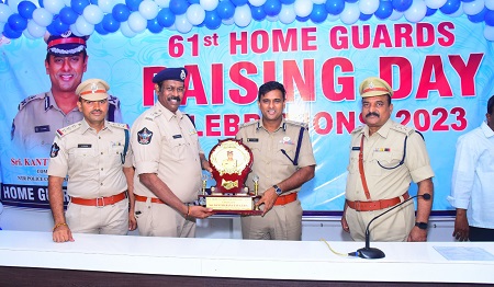 పోలీస్ శాఖకు హోంగార్డులే వెన్నెముక