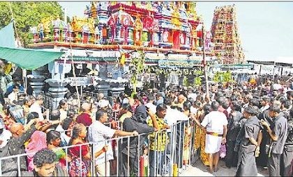 దుర్గమ్మ సన్నిధిలో భక్తుల రద్దీ