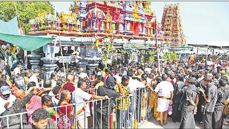 దుర్గమ్మ సన్నిధిలో భక్తుల రద్దీ