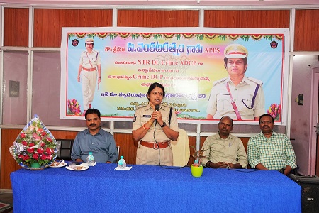 డీసీపీ క్రైమ్స్ శ్రీమతి పి. వెంకటరత్నం గారికి ఆత్మీయ వీడ్కోలు పలికిన సీసీఎస్ అధికారులు, సిబ్బంది