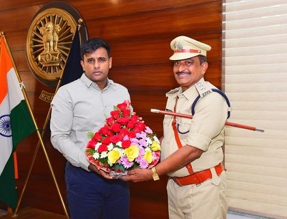 పోలీస్ కమీషనర్ గారిని మర్యాదపూర్వకంగా కలిసిన సీఏఆర్ ఏసీపీ శ్రీ ఎం.వి. కృష్ణంరాజు గారు