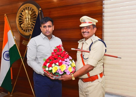 పోలీస్ కమీషనర్ గారిని మర్యాదపూర్వకంగా కలిసిన సీఏఆర్ ఏసీపీ శ్రీ ఎం.వి. కృష్ణంరాజు గారు