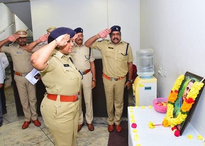 అమరజీవి పొట్టి శ్రీరాములుకు ఘన నివాళులర్పించిన డీసీపీ శ్రీమతి అజిత వేజెండ్ల ఐపిఎస్ గారు