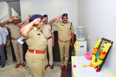 అమరజీవి పొట్టి శ్రీరాములుకు ఘన నివాళులర్పించిన డీసీపీ శ్రీమతి అజిత వేజెండ్ల ఐపిఎస్ గారు
