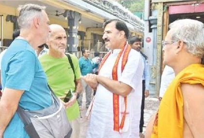 అమ్మవారి సన్నిధిలో ఫ్రాన్స్ దేశస్తులు