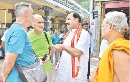 అమ్మవారి సన్నిధిలో ఫ్రాన్స్ దేశస్తులు