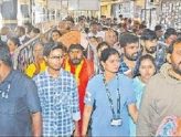 దుర్గమ్మ సన్నిధిలో భక్తుల రద్దీ