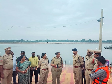 మిచాంగ్ తుఫాన్ కారణంగా లోతట్టు ప్రాంతాలను పరిశీలించిన డీ.సీ.పీ శ్రీమతి అజిత వేజెండ్ల ఐపీఎస్ గారు