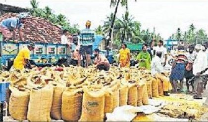 వర్షంలోనూ ఆగని ధాన్యం సేకరణ
