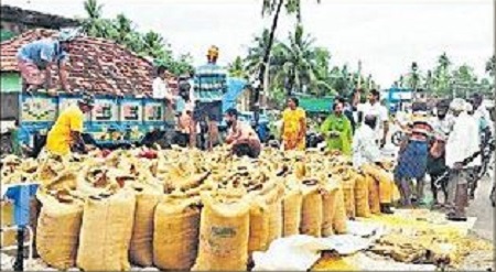 వర్షంలోనూ ఆగని ధాన్యం సేకరణ