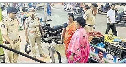 రోడ్లను ఆక్రమించి వ్యాపారాలు చేస్తే చర్యలు