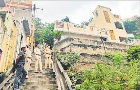 లోతట్టు ప్రాంతాల్లో పోలీస్ అధికారుల పర్యటన
