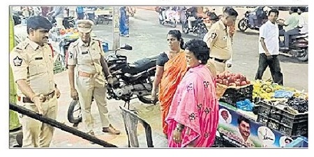 రోడ్లను ఆక్రమించి వ్యాపారాలు చేస్తే చర్యలు