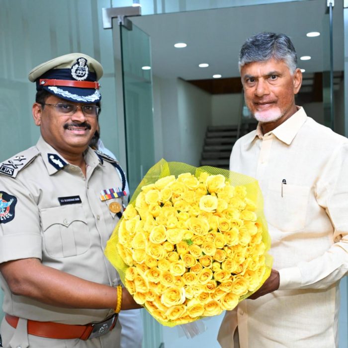 ఎన్.టి.ఆర్.జిల్లా పోలీస్ కమిషనర్ గా బాధ్యతలు స్వీకరించిన అనంతరం ఆంద్రప్రదేశ్ రాష్ట్ర ముఖ్యమంత్రి శ్రీ నారా చంద్రబాబు నాయుడు గారిని మర్యాదపూర్వకంగా కలిసిన ఎస్.వి.రాజశేఖరబాబు ఐ.పి.ఎస్. గారు - ది. 13.07.2024