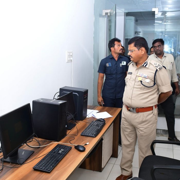 ఎన్.టి.ఆర్.జిల్లా పోలీస్ కమిషనర్ కార్యాలయంలోని  పలు పోలీస్ విభాగాలను పరిశీలించిన పోలీస్ కమీషనర్ ఎస్.వి.రాజశేఖరబాబు ఐ.పి.ఎస్. గారు - ది.14.07.2024