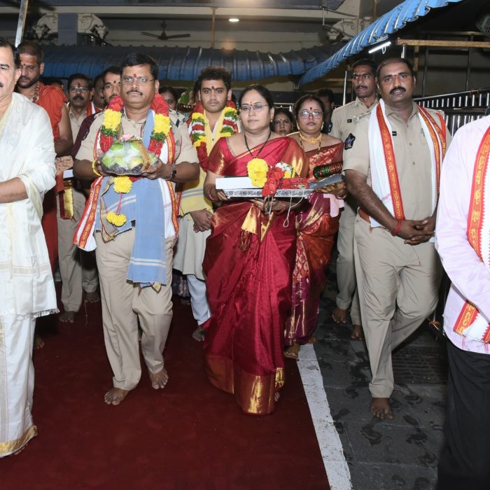 అమ్మవారికి ఆషాడం సారే సమర్పించిన పోలీస్ కమిషనర్ శ్రీ ఎస్.వి.రాజ శేఖర బాబు, ఐ.పి.యస్ గారు – ది. 28-07-2024