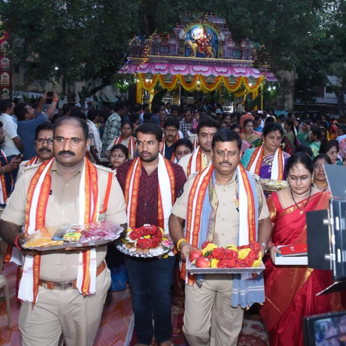 అమ్మవారికి ఆషాడం సారే సమర్పించిన పోలీస్ కమిషనర్ శ్రీ ఎస్.వి.రాజ శేఖర బాబు, ఐ.పి.యస్ గారు – ది. 28-07-2024