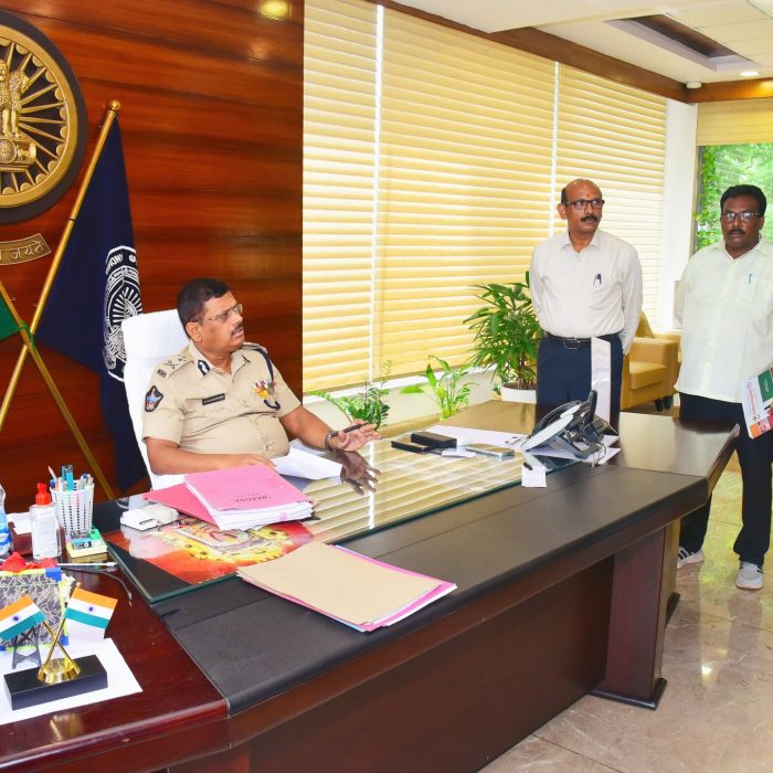“పోలీస్ వెల్ఫేర్ డే” కార్యక్రమంలో “21” ఫిర్యాదులను స్వయంగా స్వీకరించిన పోలీస్ కమిషనర్ శ్రీ ఎస్.వి.రాజ శేఖర బాబు ఐ.పి.ఎస్. గారుది. 16-08-2024
