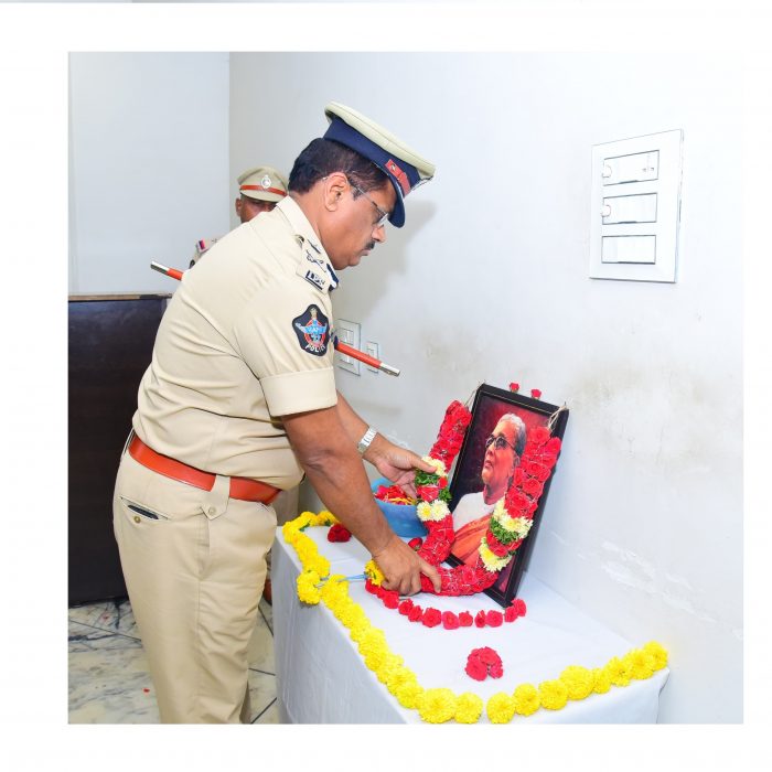 ఆంధ్రకేసరి కీ॥శే॥లు టంగుటూరి ప్రకాశం పంతులు గారి జయంతి సందర్భంగా ఘన నివాళి ఆర్పించిన నగర పోలీస్ కమీషనర్ శ్రీ ఎస్.వి.రాజశేఖర్ బాబు ఐ.పి.ఎస్  గారు – ది. 23-08-2024