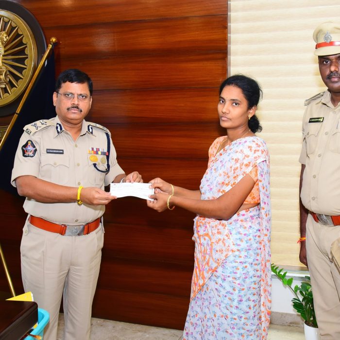 మరణించిన హోంగార్డుల కుటుంబాలకు ఆర్థిక సహాయం అందించిన పోలీస్ కమిషనర్ ఎస్.వి.రాజ శేఖర బాబు ఐ.పి.ఎస్. గారు – ది. 02-08-2024