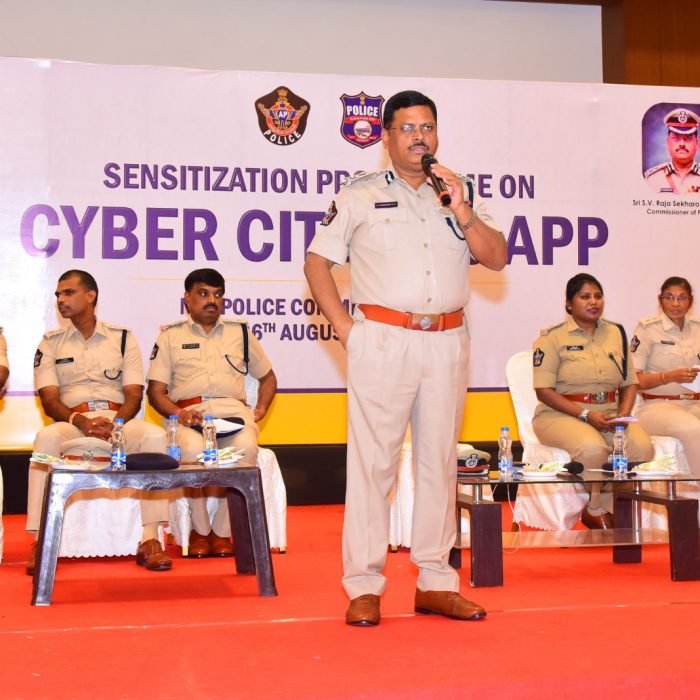 ప్రజలకు క్షేత్రస్థాయిలో సైబర్ నేరాలపై  అవగాహన కల్పించే దిశగా, సైబర్ సిటిజన్ యాప్ పై అవగాహన  అనే వినూత్న కార్యక్రమాన్ని విజయవాడ  ఎ ప్లస్ కన్వెన్షన్ హాల్ నందు నిర్వహించిన  ఎన్.టి.ఆర్ జిల్లా పోలీస్ కమిషనర్ శ్రీ ఎస్. వి. రాజశేఖర బాబు ఐ.పి.ఎస్., గారు – ది. 26-08-2024