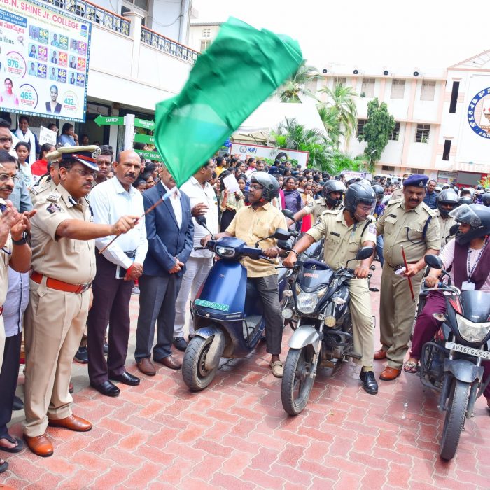 హెల్మెట్ ధారణ- రోడ్డు ప్రమాదాల నివారణ మరియు సైబర్ భద్రత పై అవగాహన సదస్సు మరియు  బైక్ ర్యాలీని నిర్వహించిన ఎన్.టి.ఆర్.జిల్లా పోలీసులు – ది. 29-08-2024