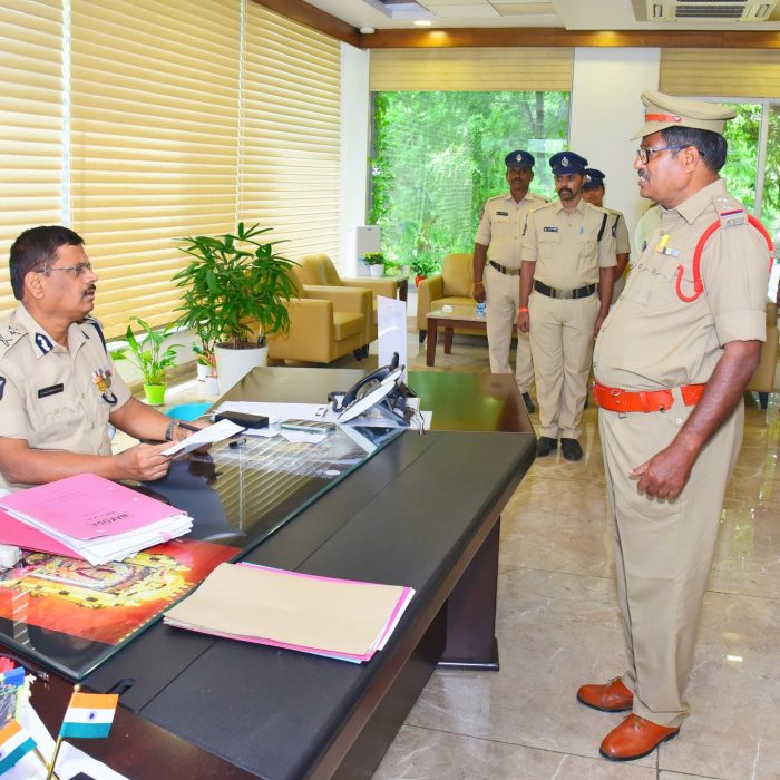 “పోలీస్ వెల్ఫేర్ డే” కార్యక్రమంలో “21” ఫిర్యాదులను స్వయంగా స్వీకరించిన పోలీస్ కమిషనర్ శ్రీ ఎస్.వి.రాజ శేఖర బాబు ఐ.పి.ఎస్. గారుది. 16-08-2024