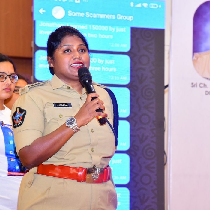 ప్రజలకు క్షేత్రస్థాయిలో సైబర్ నేరాలపై  అవగాహన కల్పించే దిశగా, సైబర్ సిటిజన్ యాప్ పై అవగాహన  అనే వినూత్న కార్యక్రమాన్ని విజయవాడ  ఎ ప్లస్ కన్వెన్షన్ హాల్ నందు నిర్వహించిన  ఎన్.టి.ఆర్ జిల్లా పోలీస్ కమిషనర్ శ్రీ ఎస్. వి. రాజశేఖర బాబు ఐ.పి.ఎస్., గారు – ది. 26-08-2024
