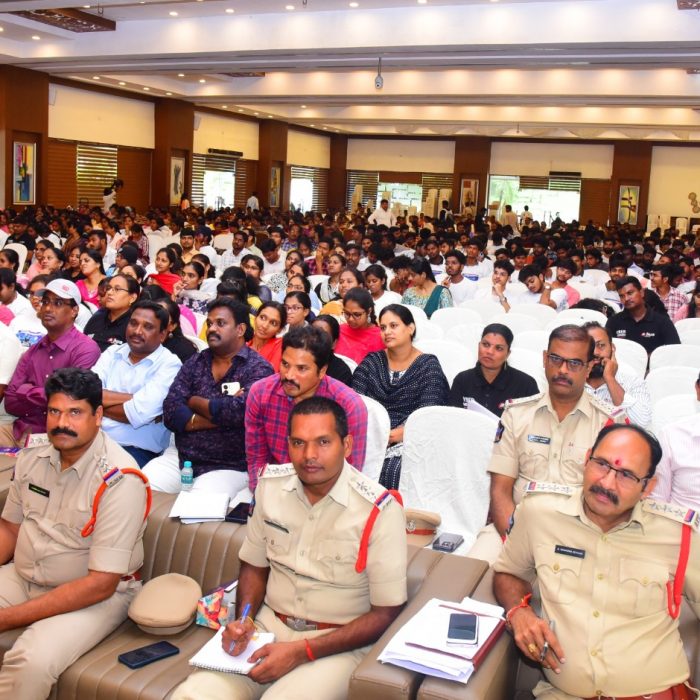 ప్రజలకు క్షేత్రస్థాయిలో సైబర్ నేరాలపై  అవగాహన కల్పించే దిశగా, సైబర్ సిటిజన్ యాప్ పై అవగాహన  అనే వినూత్న కార్యక్రమాన్ని విజయవాడ  ఎ ప్లస్ కన్వెన్షన్ హాల్ నందు నిర్వహించిన  ఎన్.టి.ఆర్ జిల్లా పోలీస్ కమిషనర్ శ్రీ ఎస్. వి. రాజశేఖర బాబు ఐ.పి.ఎస్., గారు – ది. 26-08-2024