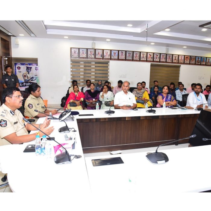సైబర్ క్రైమ్ నేరాలపై బృహత్తర ప్రణాళికలో బాగంగా బ్యాంకర్లతో సమావేశం నిర్వహించిన పోలీస్ కమిషనర్ శ్రీ ఎస్.వి. రాజశేఖర బాబు ఐ.పి.ఎస్. గారు – ది. 08-08-2024