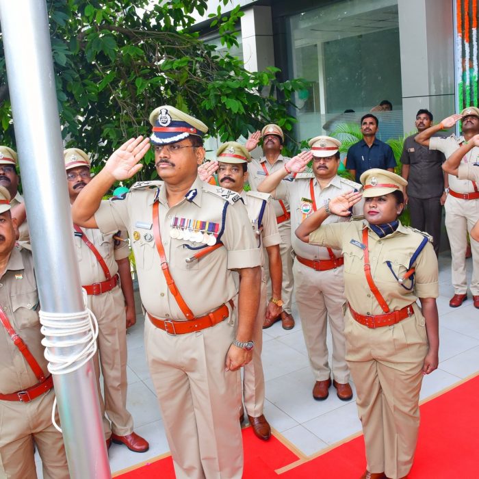 78వ స్వాతంత్ర్య దినోత్సవం సందర్భంగా జాతీయ పతాకాన్ని ఆవిష్కరించిన ఎన్.టి.ఆర్ జిల్లా పోలీస్ కమిషనర్ ఎస్.వి.రాజ శేఖర బాబు ఐ.పి.ఎస్ గారు – ది. 15-08-2024