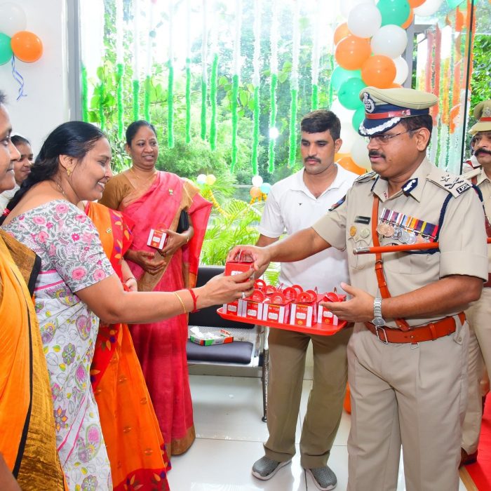 78వ స్వాతంత్ర్య దినోత్సవం సందర్భంగా జాతీయ పతాకాన్ని ఆవిష్కరించిన ఎన్.టి.ఆర్ జిల్లా పోలీస్ కమిషనర్ ఎస్.వి.రాజ శేఖర బాబు ఐ.పి.ఎస్ గారు – ది. 15-08-2024
