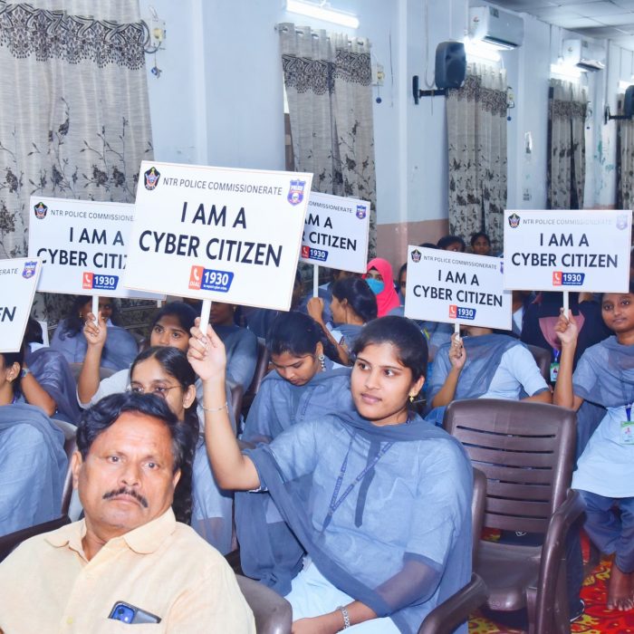 హెల్మెట్ ధారణ- రోడ్డు ప్రమాదాల నివారణ మరియు సైబర్ భద్రత పై అవగాహన సదస్సు మరియు  బైక్ ర్యాలీని నిర్వహించిన ఎన్.టి.ఆర్.జిల్లా పోలీసులు – ది. 29-08-2024